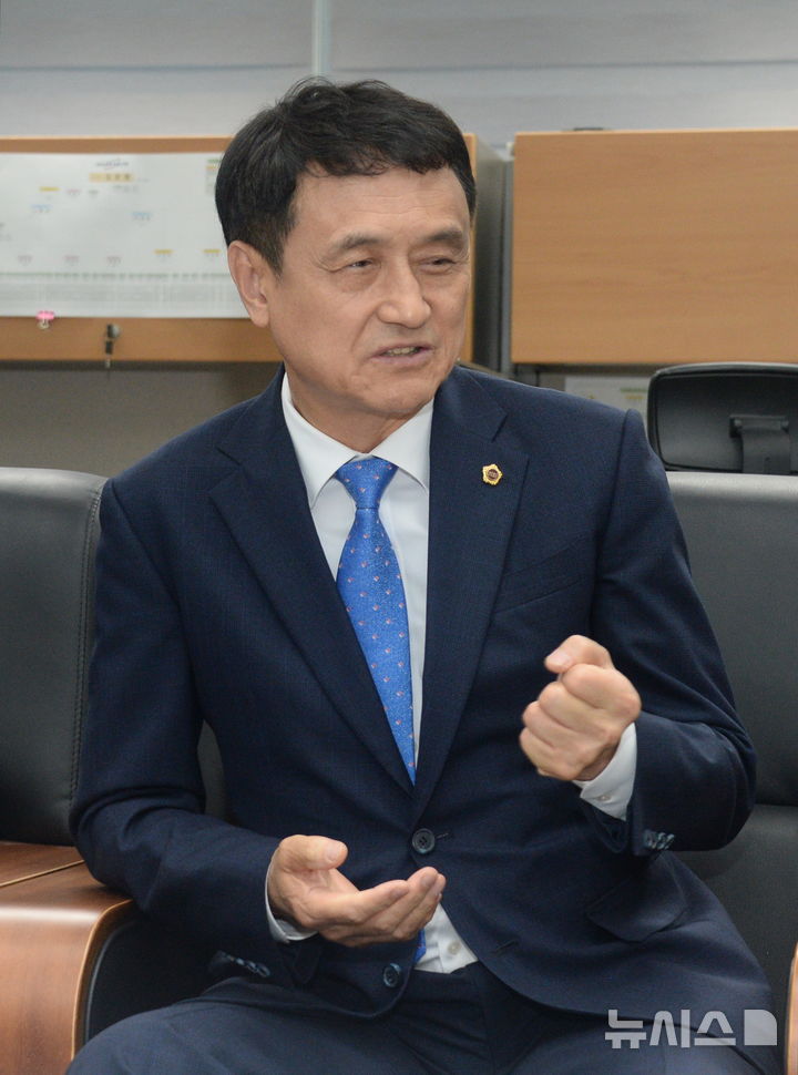 [전주=뉴시스] 김얼 기자 = 김희수 전북특별자치도의회 부의장이 15일 전북 전주시 전북특별자치도의회 기자실에서 의장 출마 관련 간담회를 갖고 질의에 답변하고 있다. 2026.06.15. pmkeul@newsis.com