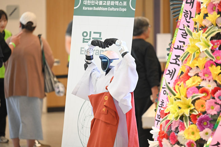 [서울=뉴시스] 대구 EXCO에서 열린 '2026 대한민국불교문화엑스포'에 등장한 AI 로봇 가비 스님 (사진= 대한민국불교문화엑스포 사무국 제공) 2026.06.15. photo@newsis.com *재판매 및 DB 금지