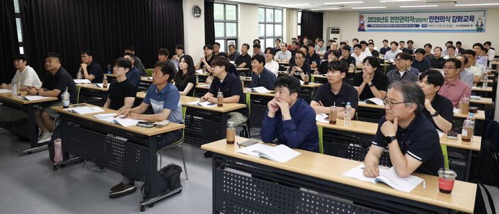 [세종=뉴시스] 한전KDN은 지난 10일부터 12일까지 세종시 소재 홍익대학교 국제연수원에서 '2026년도 안전관리자 안전의식 강화교육'을 실시했다고 15일 밝혔다. (사진=한전KDN 제공) 2026.06.15. photo@newsis.com *재판매 및 DB 금지