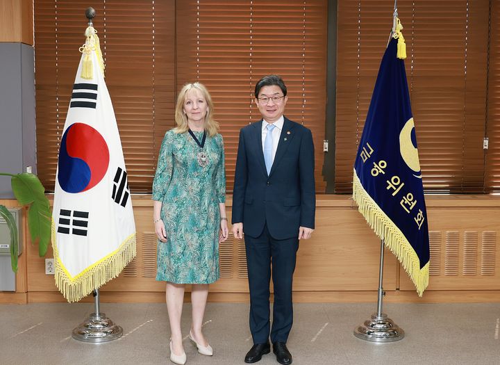 [서울=뉴시스]이억원 금융위원장이 15일 오전 정부서울청사에서 수전 랭글리(Susan Langley) 영국 런던금융특구 시장과 만나 한·영 금융협력 강화 방안을 논의했다.(사진=금융위원회) photo@newsis.com *재판매 및 DB 금지