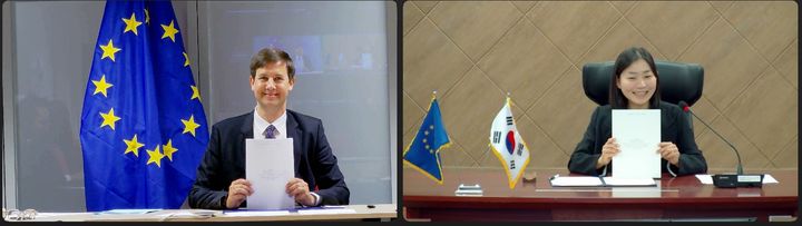 [대전=뉴시스] 관세청과 EU 집행위원회가 '한-EU 승객예약자료(PNR) 입수 협정'에 합의해 EU 국적 항공사로부터 승객예약자료(PNR)를 입수할 수 있게 됐다. 정지은 관세국경위험관리센터장(오른쪽)이 지난 4일 비대면으로 진행된 한-EU PNR 입수 협정 가서명식에서 협정문을 들어 보이고 있다.(사진=관세청 제공) *재판매 및 DB 금지