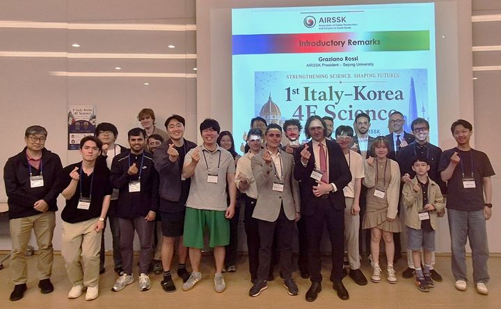 [서울=뉴시스] 제1회 이탈리아-한국 '4F Science' 학술대회 참석자들이 기념 촬영을 하고 있다. (사진=세종대 제공) 2026.06.15. photo@newsis.com *재판매 및 DB 금지