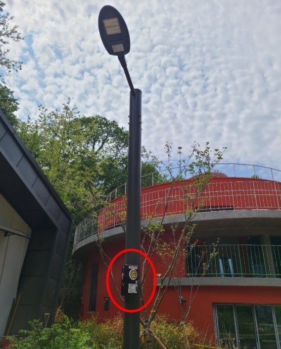 [서울=뉴시스]양천구 강월어린이공원 조명시설에 설치된 사물인터넷(IoT) 양방향 점멸기. (사진=양천구 제공) 2026.06.15. photo@newsis.com *재판매 및 DB 금지