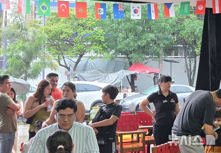 [과달라하라(멕시코)=뉴시스] 하근수 기자= 축구 국가대표 주장 손흥민과 태극전사들이 방문한 멕시코 과달라하라 시내 차풀테펙 거리에 있는 한 타코 가게. 2026.06.15. hatriker22@newsis.com