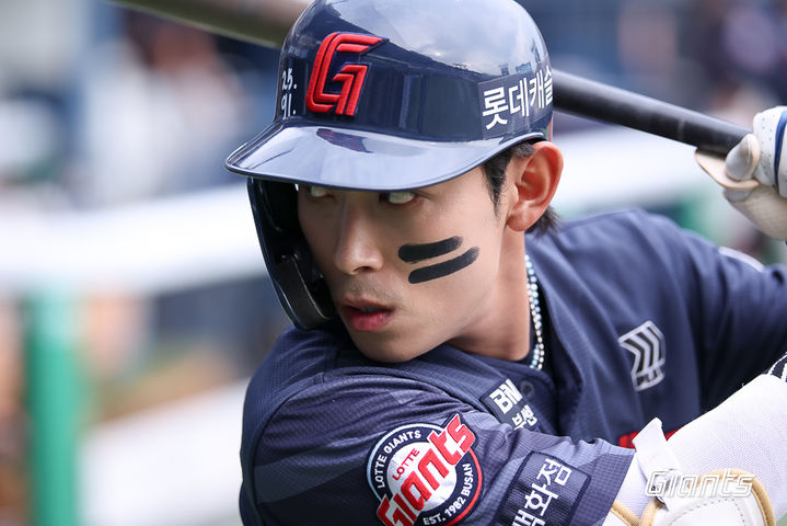 [서울=뉴시스] 프로야구 롯데 자이언츠 황성빈이 14일 서울 잠실구장에서 열린 2026 신한 쏠 KBO리그 LG 트윈스전에서 타석에 들어설 준비를 하고 있다. (사진=롯데 자이언츠 제공) 2026.06.14. *재판매 및 DB 금지