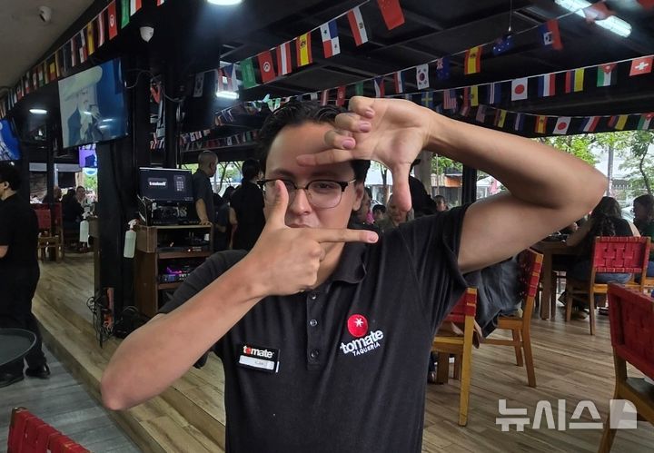 [과달라하라(멕시코)=뉴시스] 하근수 기자= 축구 국가대표 주장 손흥민과 태극전사들이 방문한 멕시코 과달라하라 시내 차풀테펙 거리에 있는 한 타코 가게에서 직접 서빙을 한 점원 알란. 2026.06.15. hatriker22@newsis.com 