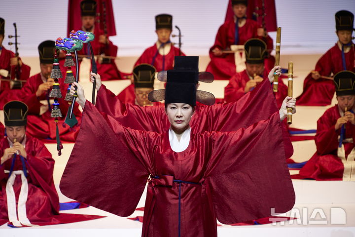  [서울=뉴시스]12일 서울 서초구 국립국악원 예악당에서 국립국악원 대표공연 '왕의 제단 백성의 땅, 종묘 사직' 공연이 개최됐다. 국립국악원 무용단이 리허설하는 모습. (사진=국립국악원 제공) 2026.06.15. 