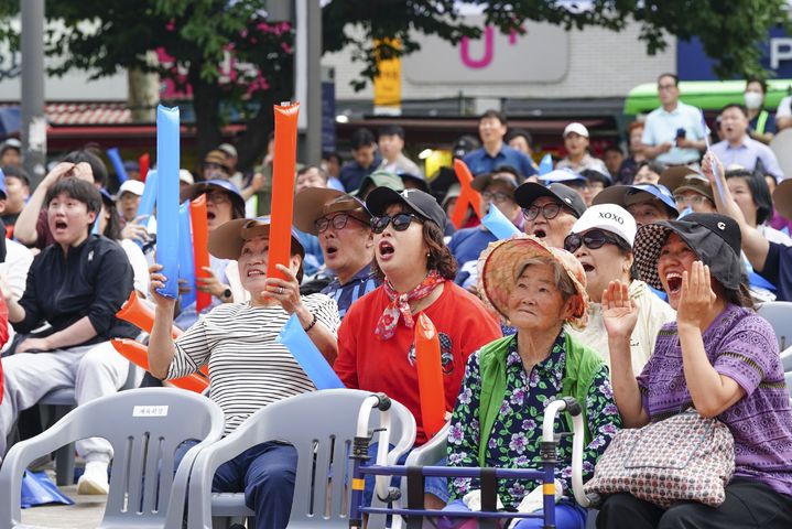 [서울=뉴시스] 중랑구, 면목역 광장에서 북중미 월드컵 응원. (사진=중랑구 제공) 2026.06.15. photo@newsis.com *재판매 및 DB 금지