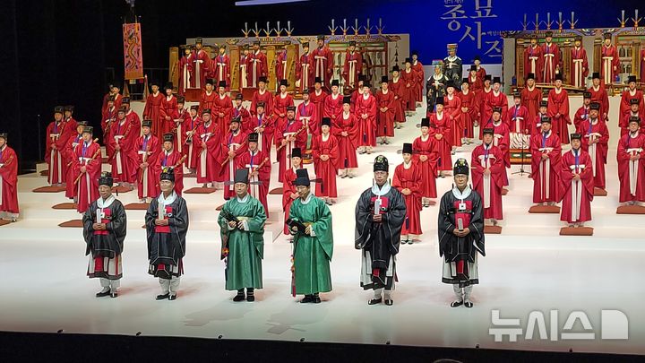 [서울=뉴시스]최희정 기자= 12일 서울 서초구 국립국악원 예악당에서 열린 '왕의 제단 백성의 땅, 종묘·사직'을 마친 국립국악원 정악단과 무용단원들이 커튼콜에서 관객에게 인사하고 있다. 2026.06.15. dazzling@newsis.com