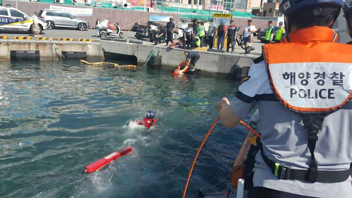 [부산=뉴시스] 15일 오전 부산 서구의 한 부두 앞 해상에 사람이 빠졌다는 내용의 신고가 해경에 접수됐다. (사진=부산해양경찰서 제공) 2026.06.15. photo@newsis.com *재판매 및 DB 금지