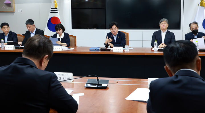 [서울=뉴시스] 김영훈 고용노동부 장관이 15일 오전 정부세종청사에서 장인화 포스코 그룹 회장을 비롯한 포스코 그룹 경영진과 간담회를 진행하고 있다. (사진=고용노동부 제공) 2026.06.15. photo@newsis.com *재판매 및 DB 금지