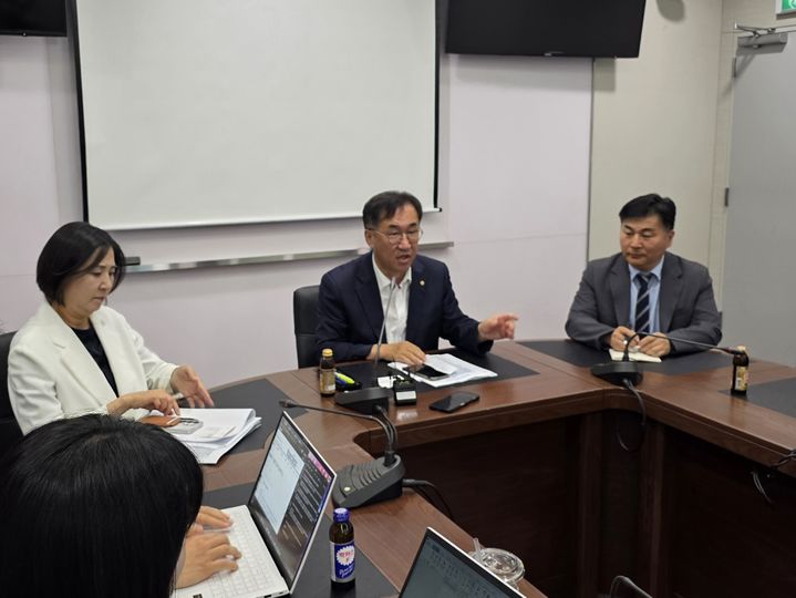[인천=뉴시스] 전예준 기자 = 15일 인천 연수구 송도G타워에서 맹성규(가운데) 민선9기 인천시장직 인수위원회 위원장이 기자들의 질문을 받고 있다. 2026.06.15. kok@newsis.com *재판매 및 DB 금지