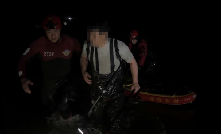 [보령=뉴 시스] 13일 오후 8시 46분께 충남 보령시 독대섬 인근 갯바위에서 30대 남성 A씨가 고립됐다가 구조되고 있다. 2026.06.15. photo@newsis.com *재판매 및 DB 금지