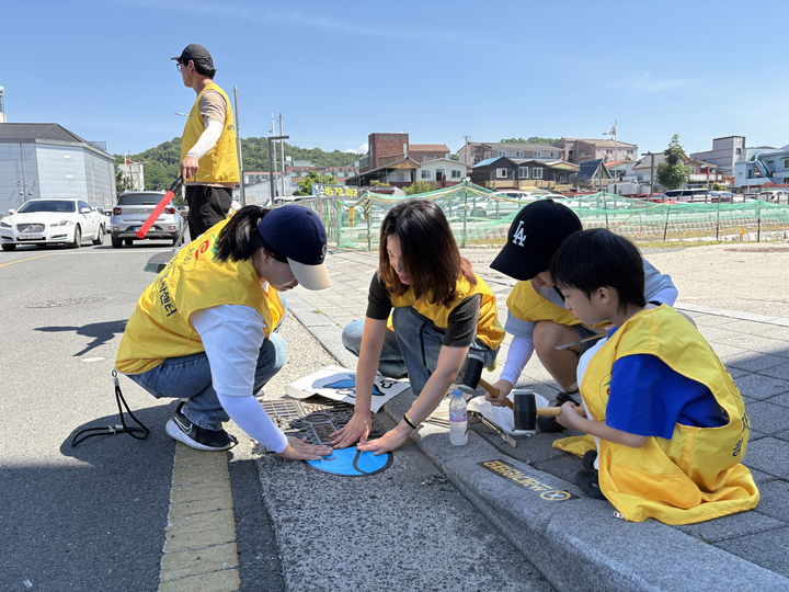[창녕=뉴시스] 제19기 가족봉사단이 빗물받이 지키기! 바다의 시작 활동을 하고 있다. (사진= 창녕군 제공) 2026.06.15. photo@newsis.com *재판매 및 DB 금지