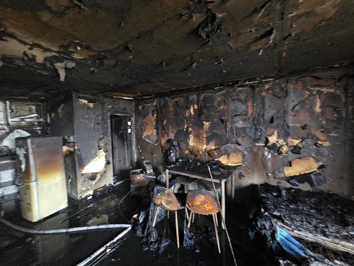 [군산=뉴시스] 15일 오전 11시22분께 전북 군산시 산북동의 한 아파트 12층 호실에서 불이 나 내부가 검게 타있다. (사진=전북도소방본부 제공) 2026.06.15. photo@newsis.com *재판매 및 DB 금지