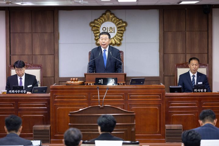[순천=뉴시스] 15일 제9대 순천시의회가 열린 가운데 강형구 의장이 인사말 하고 있다. (사진=순천시의회 제공) 2026.06.15. photo@newsis.com *재판매 및 DB 금지