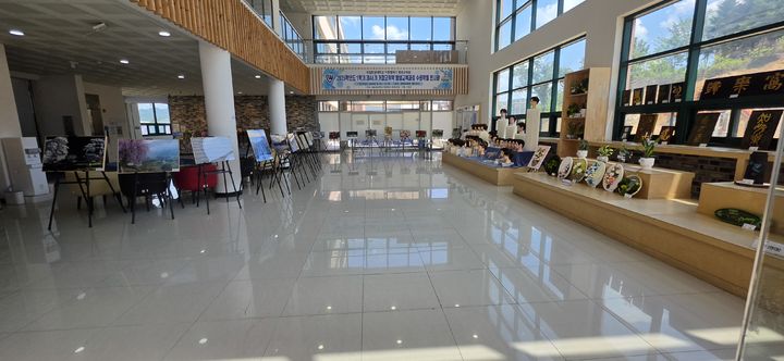 [거창=뉴시스] 국립창원대학교 거창캠퍼스 평생교육원 수료작품 전시회. (사진=거창군 제공) 2026.06.15. photo@newsis.com *재판매 및 DB 금지