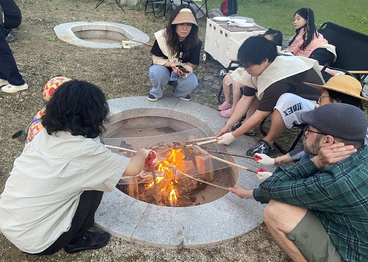 [고창=뉴시스] 지난 13일과 14일 고창 고인돌유적에서 열린 '고인돌 야생가족 선사캠프' 참가자들이 직접 불을 피워 고리를 굽고 있다. *재판매 및 DB 금지