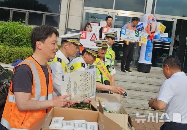 [고양=뉴시스]한국도로공사 수도권본부가 인천경찰청 고속도로 순찰대와 함께 화물차 운전자 대상 교통안전 캠페인을 진행하고 있다.(사진=한국도로공사 수도권본부 제공)photo@newsis.com