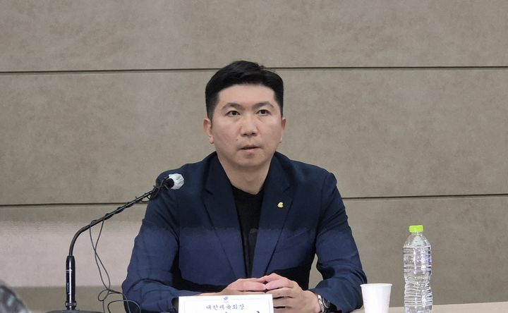 [서울=뉴시스] 문채현 기자 = 유승민 대한체육회장이 15일 오후 서울 송파구 올림픽파크텔에서 기자회견을 열고 개표소 시위 장기화에 대한 입장을 밝혔다. 2026.06.15. dal@newsis.com *재판매 및 DB 금지