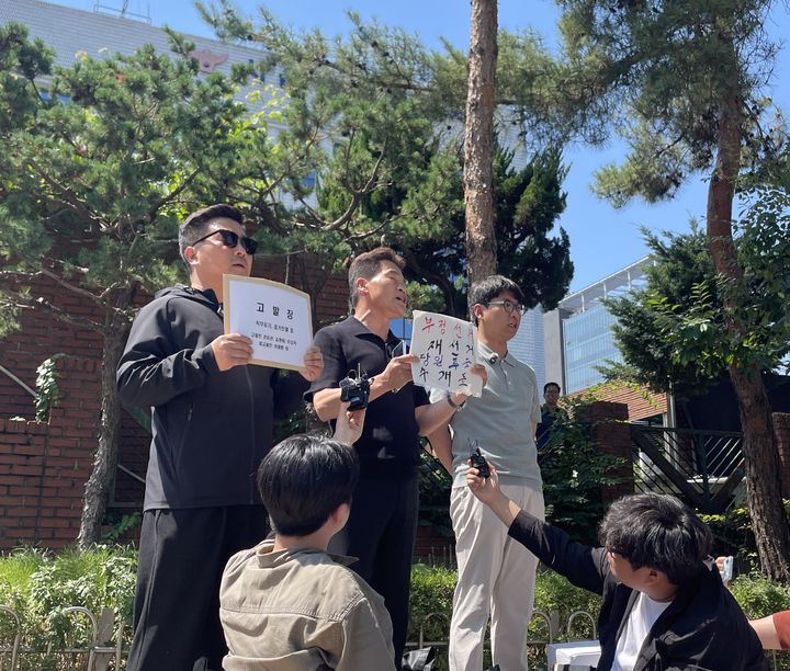 [서울=뉴시스] 전 한국사 강사 전한길(가운데)씨가 15일 오후 2시께 서울 송파구 송파경찰서 앞에서 기자회견을 열고 선거 관련 물품을 추가로 공개했다. 그가 공개한 물품으로는 투표용지 보관상자 2개와 기표 용구, 약 1700매가 넘는 선거인명부 대조전표 등이다.2026.06.15.photo@newsis.com *재판매 및 DB 금지 *재판매 및 DB 금지