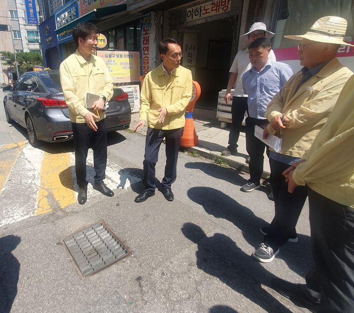 빗물받이 청소 작업을 지켜보고 있는 이승환 한강유역청장. (사진=한강유역환경청 제공) photo@newsis.com *재판매 및 DB 금지