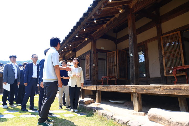 [영양=뉴시스] 송미령 농림축산식품부 장관은 15일 경북 영양군 입암면 연당리를 찾아 빈집 재생 사업 성과를 점검하고 지역소멸 대응 방안을 논의했다. (사진 = 농식품부 제공) 2026.06.15. 