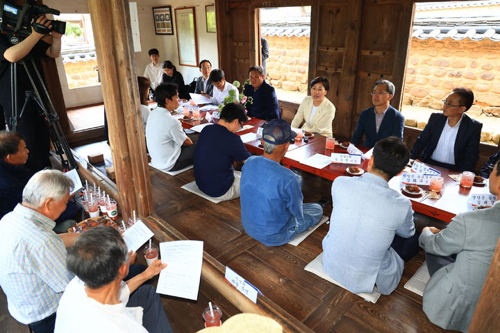 [영양=뉴시스] 송미령 농림축산식품부 장관은 15일 경북 영양군 입암면 연당리를 찾아 빈집 재생 사업 성과를 점검하고 지역소멸 대응 방안을 논의했다. (사진 = 농식품부 제공) 2026.06.15.