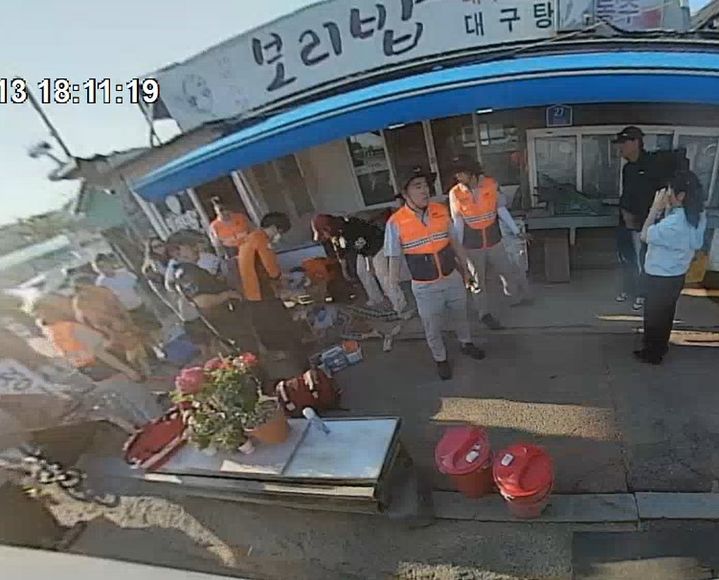 [울산=뉴시스] 지난 13일 오후 울산 울주군 서생면 간절곶 인근 한 식당에서 30대 여성 A씨가 쓰러져 구조 작업이 이뤄지고 있다. (사진=울산소방본부 제공) 2026.06.15. photo@newsis.com *재판매 및 DB 금지