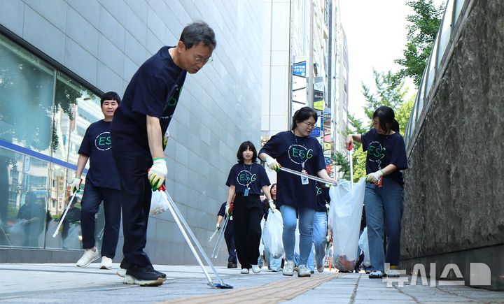 [서울=뉴시스] 일산차병원 개원 6주년 기념 플로깅 행사. 좌측 앞 송재만 병원장과 직원들. (사진= 일산차병원 제공)