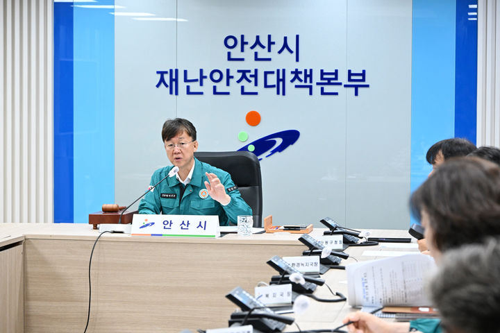 [안산=뉴시스] 이민근 경기 안산시장이 12일 재난상황실에서 재난안전대책회의를 주재하고, 성곡동 공장화재에 대한 사회재난 인정 여부를 논의하고 있다. (사진=안산시 제공) 2026.06.15. photo@newsis.com *재판매 및 DB 금지