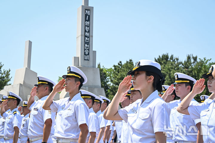 [평택=뉴시스] 15일 해군2함대사령부에서 거행된 제1연평해전 승전 27주년 기념식에서 2함대 장병들이 국기에 대한 경례를 하고 있다.(사진=해군2함대 제공) 2026.06.15.photo@newsis.com 