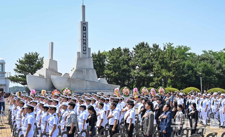 [평택=뉴시스] 15일 해군2함대사령부에서 거행된 제1연평해전 승전 27주년 기념식에서 2함대 장병들이 국기에 대한 경례를 하고 있다.(사진=해군2함대 제공) 2026.06.15.photo@newsis.com 