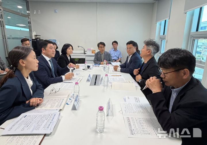 [창원=뉴시스] 경남도 경남대도약준비팀(왼쪽)이 15일 전남 나주시에 있는 전남광주특별시장직 인수위원회인 전남광주대전환기획위원회 도시공간위 관계자들과 면담하고 있다.(사진=경남도 제공) 2026.06.15. photo@newsis.com 