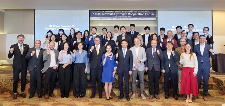 [서울=뉴시스] 한국-슬로바키아 수소협력 포럼에서 한국수소연합 정석진 사무총장(앞줄 오른쪽에서 다섯번 째)과 슬로바키아 경제부 카타리나 아우구스티니 전략국 국장(가운데), 슬로바키아 국가 수소협회 얀 바이터슈츠 회장(앞줄 왼쪽에서 여섯번 째)을 비롯한 관계자들이 기념촬영을 하고 있다.(사진=한국수소연합 제공) *재판매 및 DB 금지