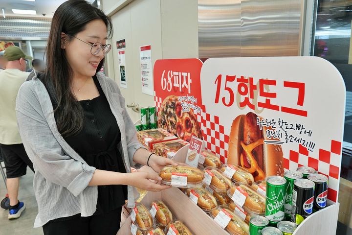 [서울=뉴시스] 롯데마트와 롯데슈퍼는 지난 1월 선보인 가성비 델리 상품 '핫도그'가 출시 약 5개월 만에 누적 판매량 100만개를 기록했다고 16일 밝혔다.(사진=롯데마트 제공) *재판매 및 DB 금지 *재판매 및 DB 금지