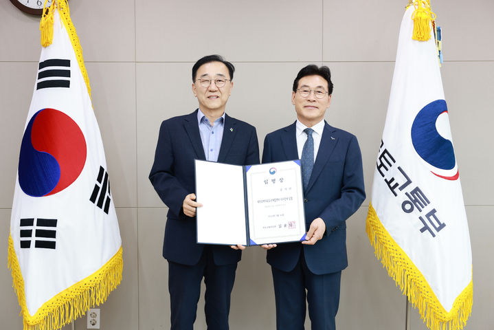 [서울=뉴시스]김윤덕 국토교통부 장관(좌)과 송석언 JDC 신임 기관장(우). (사진=국토부 제공) 2026. 6. 15.&nbsp; *재판매 및 DB 금지
