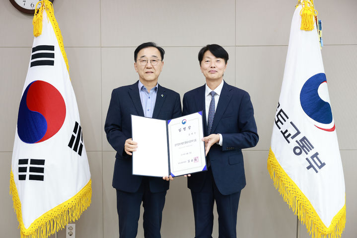 [서울=뉴시스]김윤덕 장관(좌)과 김택진 공간정보산업진흥원 신임 기관장(우) (사진=국토부 제공) 2026. 6. 15. *재판매 및 DB 금지