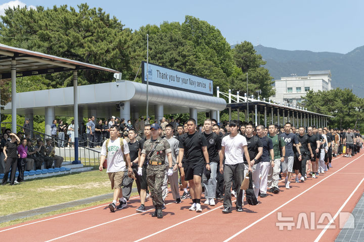  [창원=뉴시스] 차용현 기자 = 15일 오후 기초군사교육단 연병장에서 열린 입영식을 마친 292기 부사관후보생들이 훈련교관을 따라 부사관교육대대로 이동하고 있다. 2026.06.15.(사진= 해군교육사령부 제공) photo@newsis.com