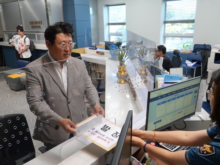 [울산=뉴시스] 국민의힘 울산시당이 15일 김상욱 울산시장 당선인을 공직선거법상 허위사실공표 및 형법상 업무방해 혐의로 울산경찰청에 고발하고 있다. (사진=울산시당 제공) 2026.06.15. photo@newsis.com *재판매 및 DB 금지