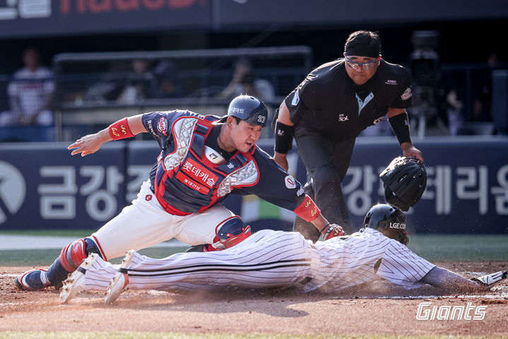 [서울=뉴시스] 프로야구 롯데 자이언츠 유강남이 13일 서울 잠실구장에서 열린 2026 신한 쏠 KBO리그 LG 트윈스와의 경기에서 홈 수비를 하고 있다. (사진=롯데 자이언츠 제공) 2026.06.13. *재판매 및 DB 금지
