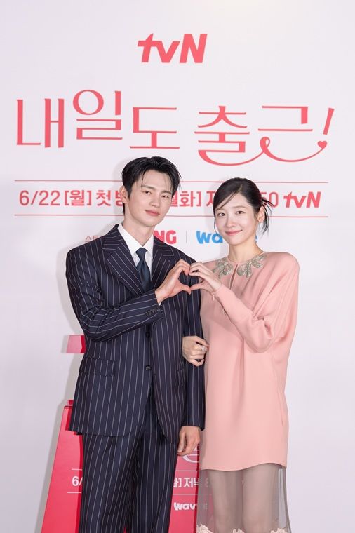[서울=뉴시스] 15일 온라인으로 진행된 tvN 새 월화드라마 '내일도 출근!' 제작발표회에서 배우 서인국과 박지현이 포즈를 취하고 있다. (사진=tvN 제공) 2026.06.15. photo@newsis.com *재판매 및 DB 금지