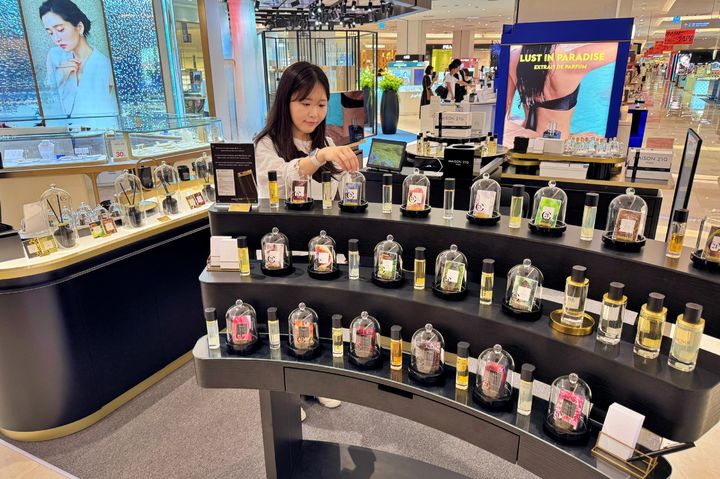 [서울=뉴시스] 롯데백화점이 프리미엄 향수 수요를 선점하기 위해 잠실점을 '니치향수 전문 플랫폼'으로 육성한다고 16일 밝혔다. (사진=롯데백화점 제공) *재판매 및 DB 금지 *재판매 및 DB 금지