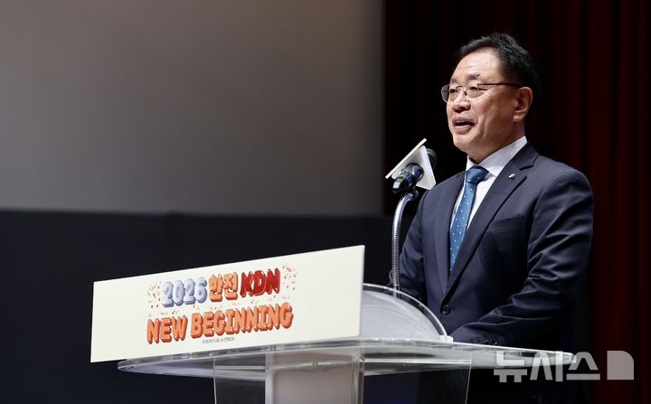[세종=뉴시스]한전KDN, 상반기 신입사원 환영식 중 박상형 한전KDN 사장이 환영사를 전하고 있다.(사진=한전KDN 제공)
