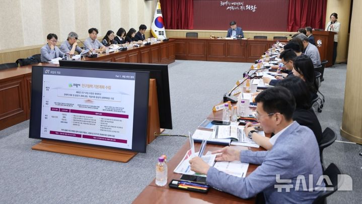 [의왕=뉴시스] 의왕시가 인구정책 기본계획 최종 의결을 위한 인구정책위원회를 열고 있다.(사진=의왕시 제공). 2026.06.15.photo@newsis.com