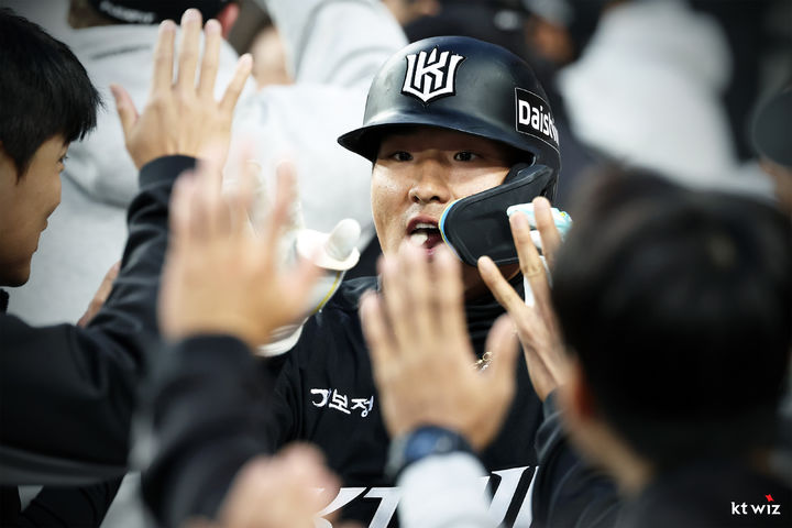 [서울=뉴시스] 프로야구 KT 위즈의 안현민이 1일 대전 한화생명볼파크에서 열린 2026 신한 쏠 KBO리그 한화 이글스와의 경기에서 득점을 올린 뒤 더그아웃에서 동료들의 축하를 받고 있다. (사진=KT 위즈 제공) 2026.04.01. *재판매 및 DB 금지