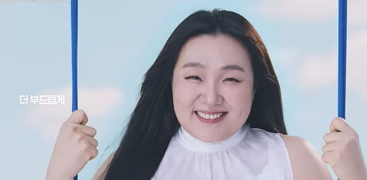 [서울=뉴시스] 롯데칠성음료 소주 브랜드 처음처럼 광고 모델 이수지. (롯데칠성음료 유튜브 캡처) *재판매 및 DB 금지
