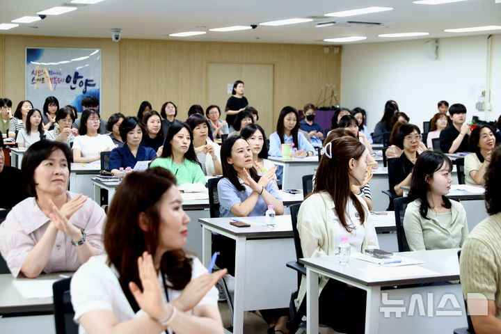 [안양=뉴시스] 안양시청에서 열린 장애인 인식 개선 교육에서 공직자들이 기초 수어를 배우고 있다. (사진=안양시 제공).2026.06.15.photo@newsis.com