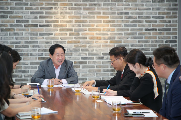 주광덕 남양주시장이 중국 청저우시 대표단과 교류 확대 방안을 논의하고 있다. (사진=남양주시 제공) photo@newsis.com *재판매 및 DB 금지
