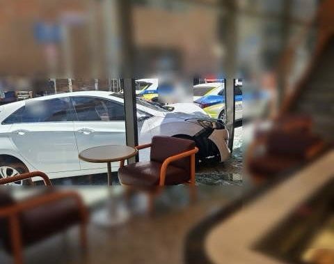 [부산=뉴시스] 15일 오후 부산 동구의 한 도로에서 A(60대·여)씨가 운전한 승용차가 상가 건물로 돌진했다. (사진=부산경찰청 제공) 2026.06.15. photo@newsis.com *재판매 및 DB 금지